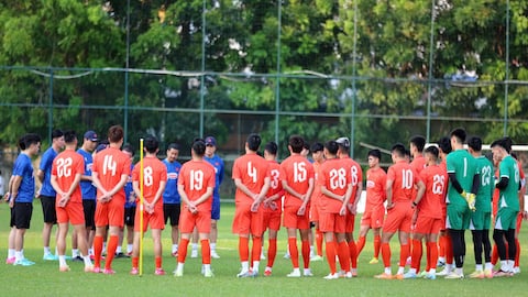 HLV Kim Sang Sik nhận tin kém vui từ Hai Long